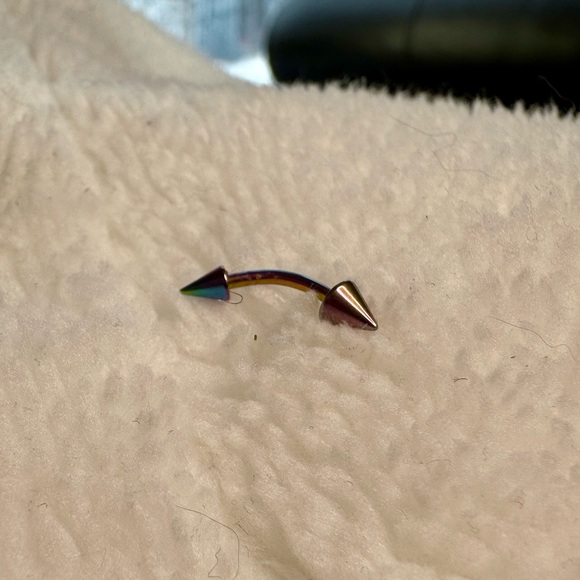 Curved annonized barbell with dual spikes. - Picture 5 of 7